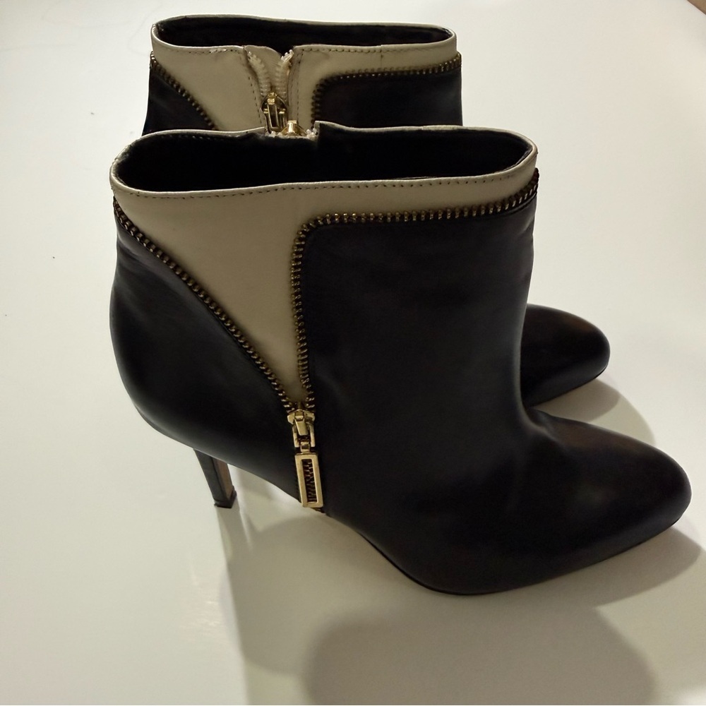 Banana Republic Kamile Leather Ankle Booties in a Black and Cream Size 8 - Picture 7 of 11